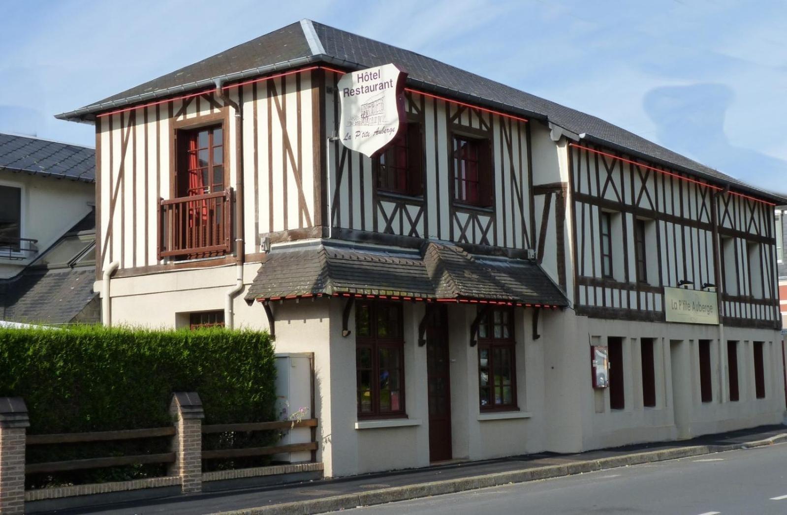 Hotel-Restaurant La P'Tite Auberge Lillebonne Esterno foto