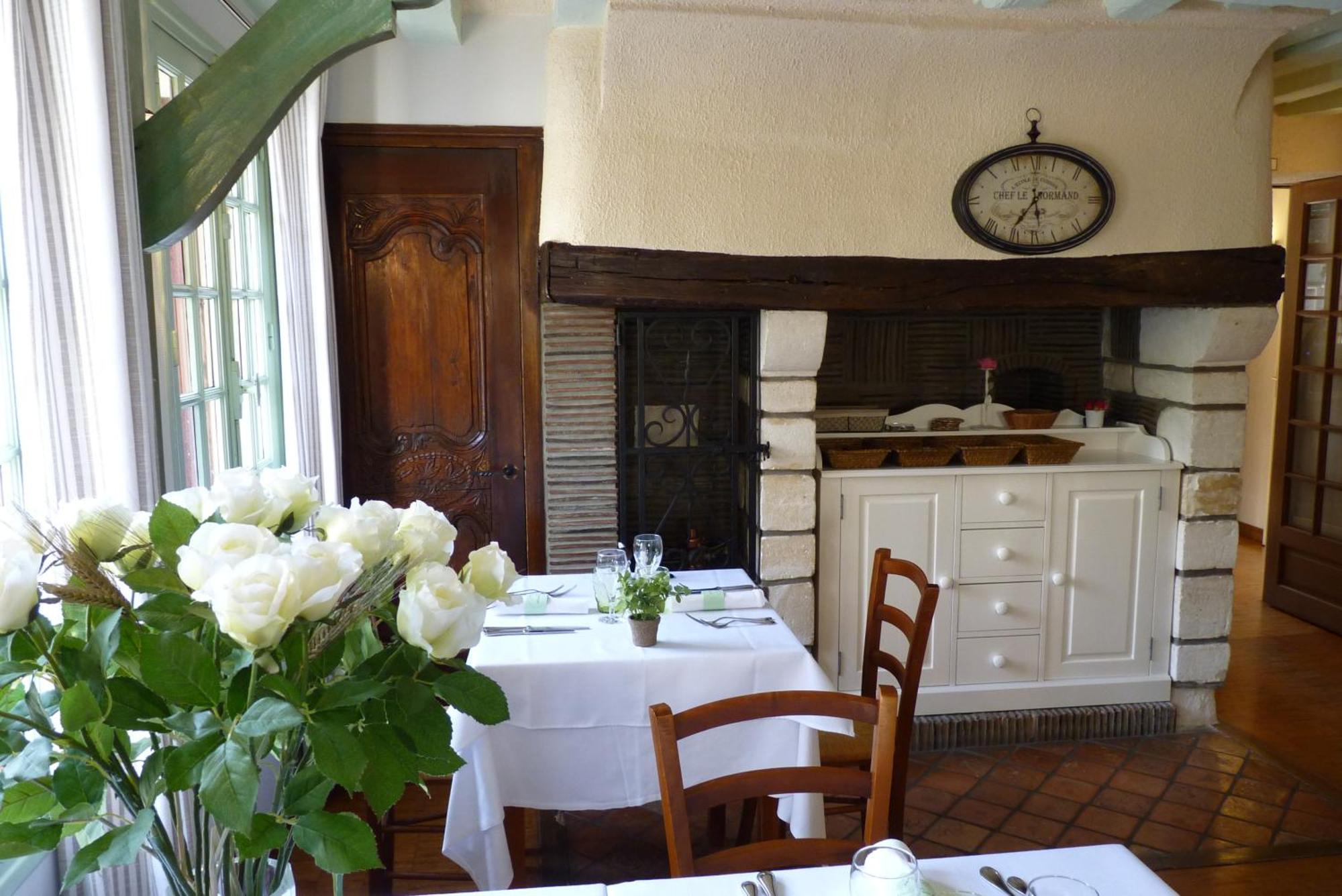 Hotel-Restaurant La P'Tite Auberge Lillebonne Esterno foto