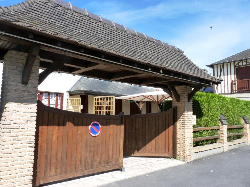 Hotel-Restaurant La P'Tite Auberge Lillebonne Esterno foto