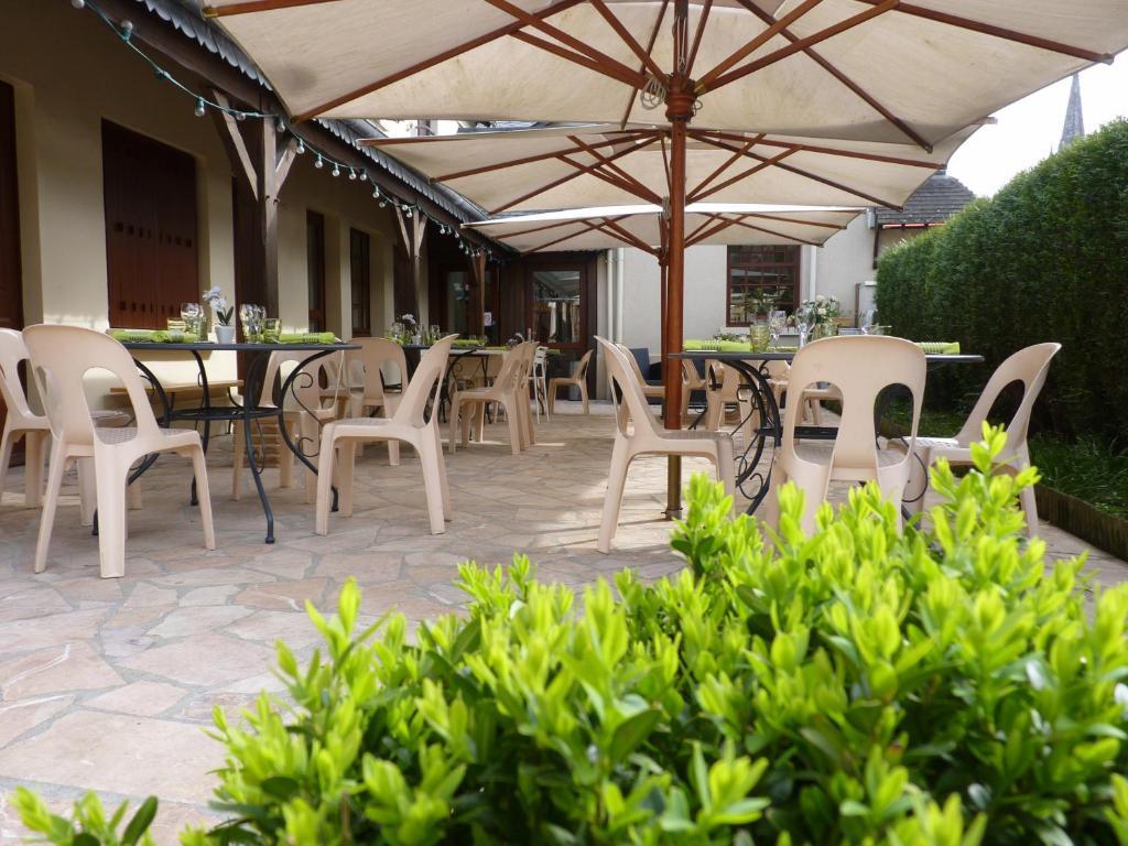 Hotel-Restaurant La P'Tite Auberge Lillebonne Esterno foto